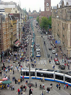 Tram langs de Dam in Amsterdam 