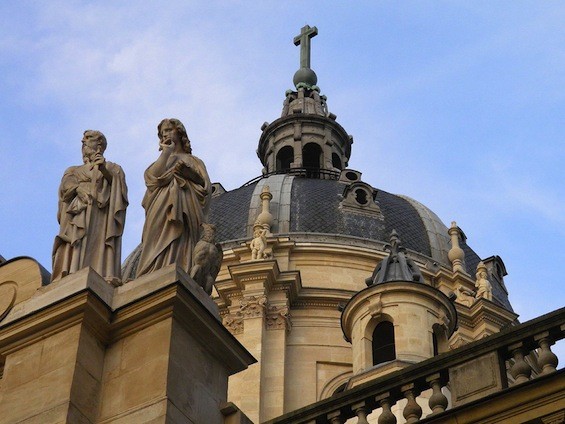 De koepel van de Sorbonne, het kruis van de kapel is van ver te zien.
